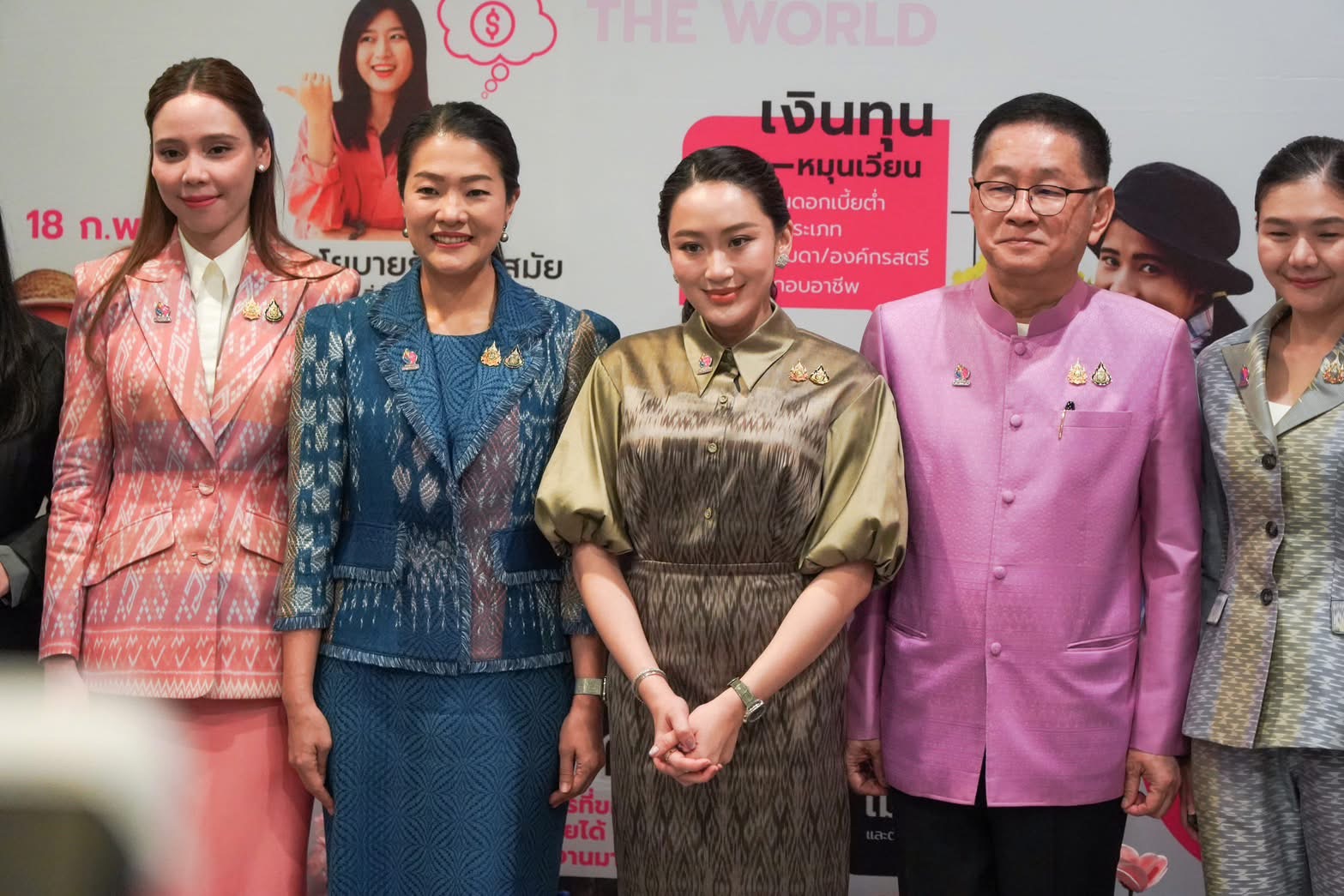 นส. แพรทองธาร ชินวัตร นายกรัฐมนตรี เยี่ยมชมนิทรรศการแสดงผลสำเร็จการดำเนินงานกองทุนพัฒนาบทบาทสตรี ต่อคณะรัฐมนตรี (17 มี.ค. 2568)