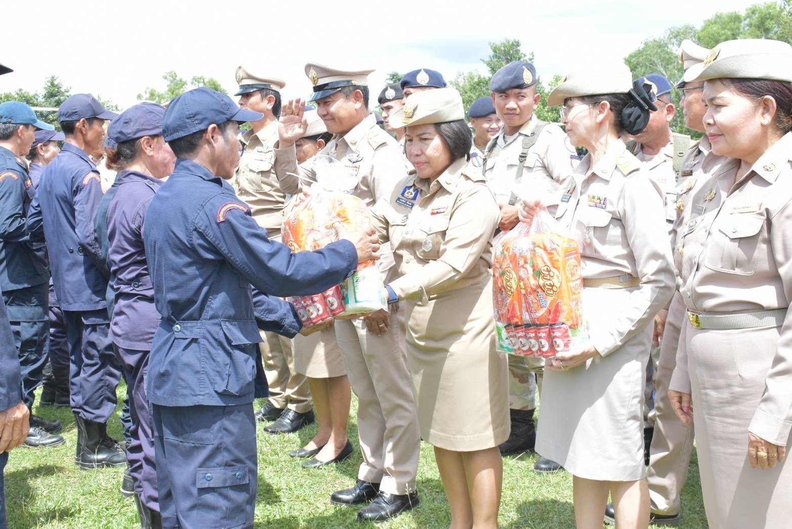 ผู้ตรวจราชการกรม (นางนวลจันทร์ ศรีมงคล) ปฏิบัติหน้าที่ผู้อำนวยการศูนย์ศึกษาและพัฒนาชุมชนอุบลราชธานี ร่วมภารกิจต้อนรับท่านนายกรัฐมนตรี (นางสาวแพทองธาร ชินวัตร) ลงพื้นที่อำเภอน้ำยืน จังหวัดอุบลราชธานี มอบถุงยังชีพและให้กำลังใจแก่กำลังพลและชุดรักษาความปลอดภัยหมู่บ้าน (ชรบ.) ในการปฏิบัติหน้าที่ดูแลความสงบเรียบร้อยและความปลอดภัยของประชาชนตามแนวชายแดนไทย-กัมพูชา