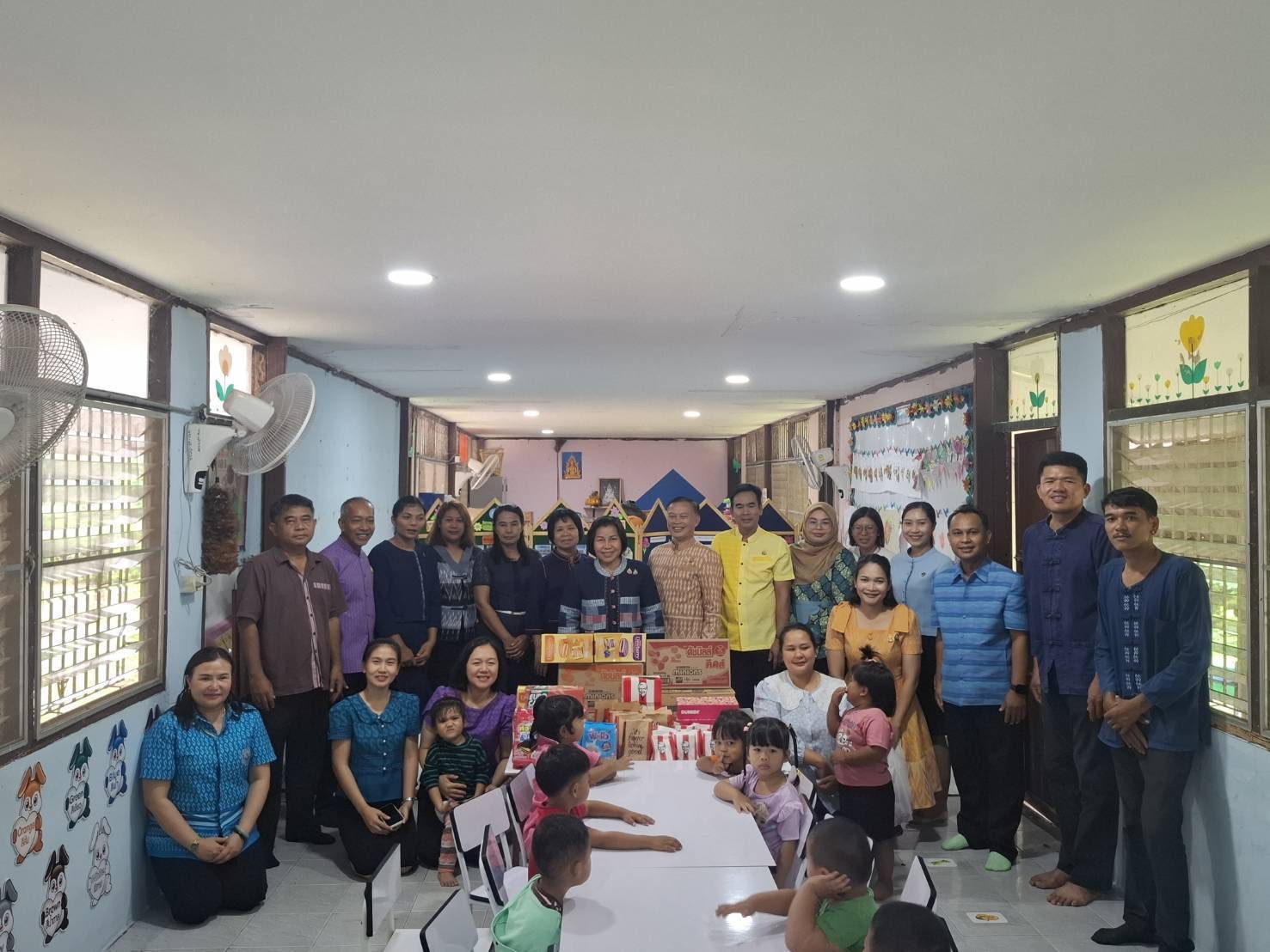 ผู้ตรวจราชการกรม (นางนวลจันทร์ ศรีมงคล) ปฏิบัติหน้าที่ผู้อำนวยการศูนย์ศึกษาและพัฒนาชุมชนอุบลราชธานี นำบุคลากร ศพช.อุบลราชธานี จัดกิจกรรม "เลี้ยงข้าวกลางวันน้อง แบ่งปันความสุข สร้างรอยยิ้ม" ณ ศูนย์พัฒนาเด็กเล็กบ้านท่าบ่อ อำเภอเมืองอุบลราชธานี จังหวัดอุบลราชธานี