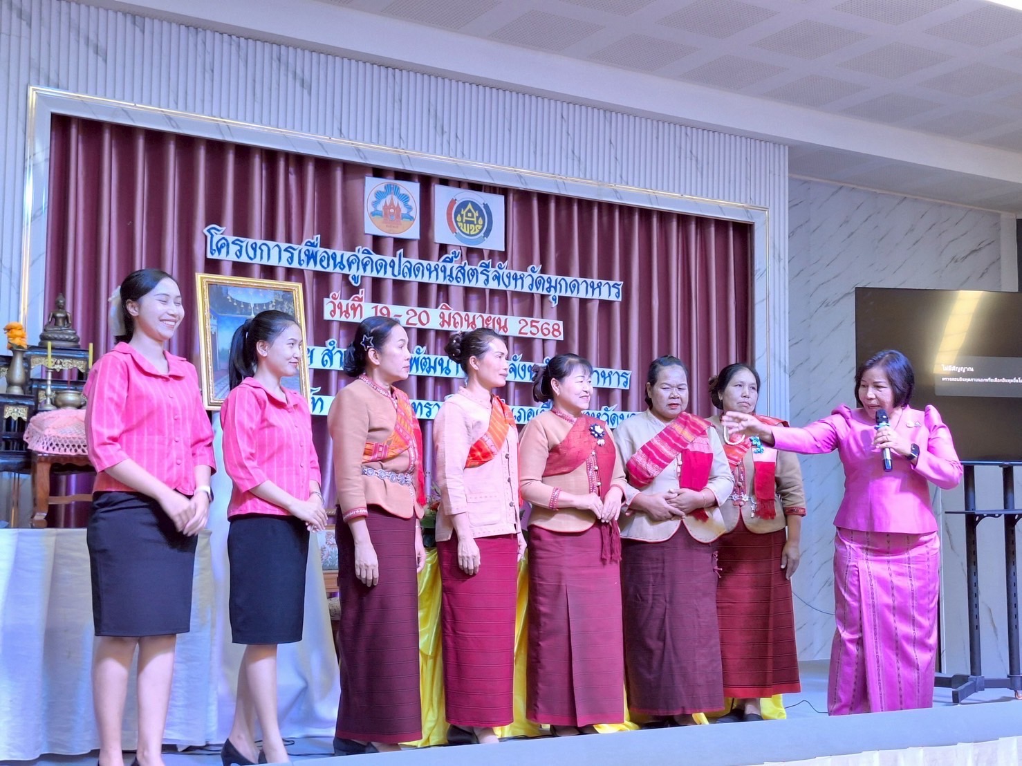 ผู้ตรวจราชการกรม (นางนวลจันทร์ ศรีมงคล) ปฏิบัติหน้าที่ผู้อำนวยการศูนย์ศึกษาและพัฒนาชุมชนอุบลราชธานี เป็นประธานเปิดโครงการเพื่อนคู่คิด ปลดหนี้สตรี จังหวัดมุกดาหาร และบรรยายพิเศษหัวข้อ “ผู้นำสตรียุคใหม่กับการพัฒนาบุคลิกภาพ” จังหวัดมุกดาหาร